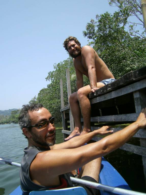 Reencontrando o Antoine, no pier fo Hotelito Perdido, em um tributário do Rio Dulce, perto de Livingston, na Guatemala